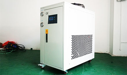 玖一設(shè)備-可移動的工業(yè)冷水機